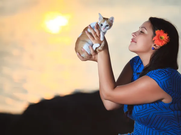 Женщина и котенок — стоковое фото