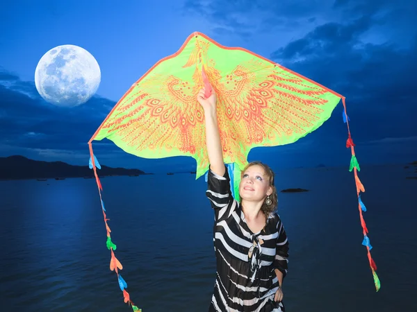 Kvinna med kite — Stockfoto
