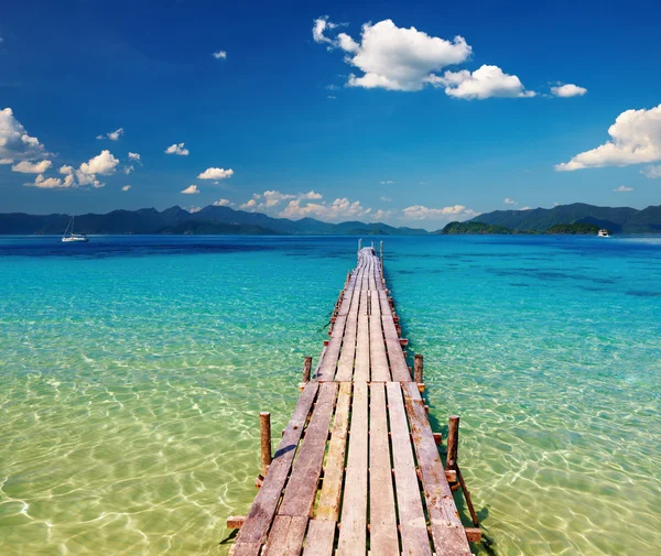 Wooden pier in tropical paradise — Stock Photo, Image