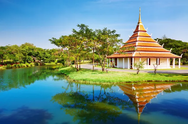De mondop huisvesting voetsporen van de heer Boeddha, thailand — Stockfoto