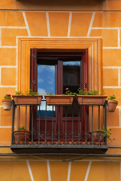 Небольшой балкон на фасаде здания — стоковое фото