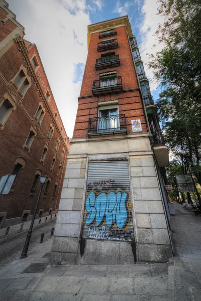 Очень тонкое здание в Мадриде, Испания — стоковое фото