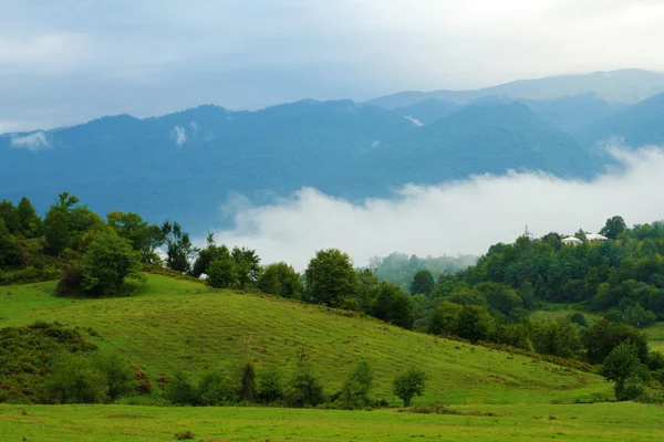 Vista paisagem com montanhas e nevoeiro — Fotografia de Stock