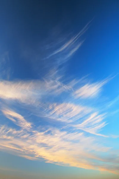 Solnedgång himmel med moln — Stockfoto