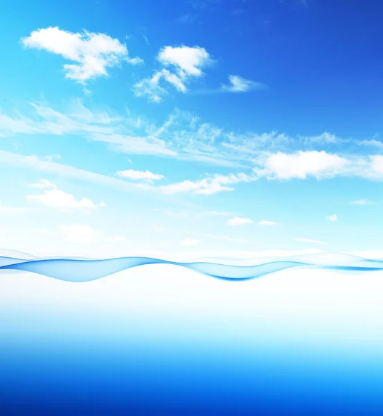 Vlny modré vody a nebe — Stock fotografie