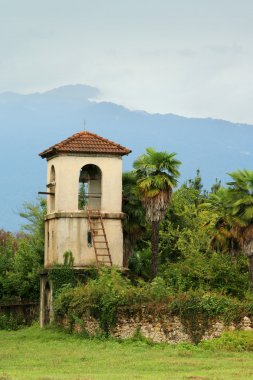 Gürcistan'daki eski çan kulesi