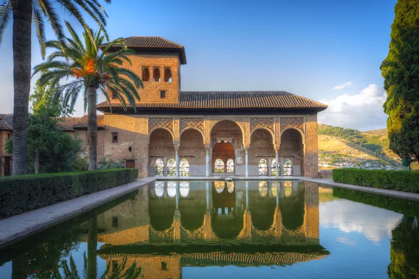 Pátio de Alhambra com piscina, Granada, Espanha — Fotografia de Stock