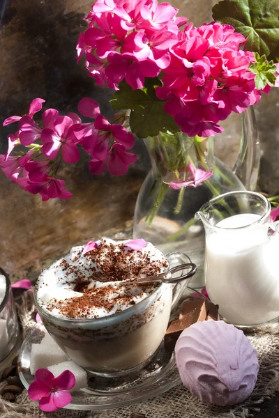Καπουτσίνο καφέ και γάλα; ροζ λουλούδια — Φωτογραφία Αρχείου