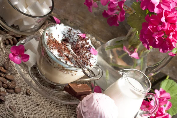 Café cappuccino ve süt? pembe çiçekler — Stok fotoğraf