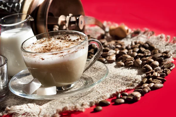 Café cappuccino på röd bakgrund — Stockfoto