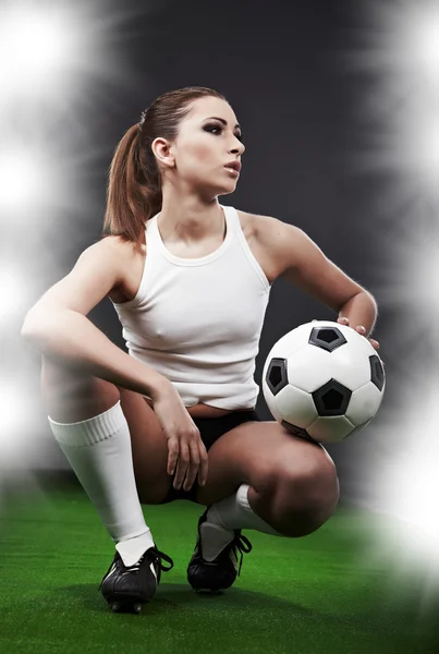 Сексуальный футболист на стадионе — стоковое фото