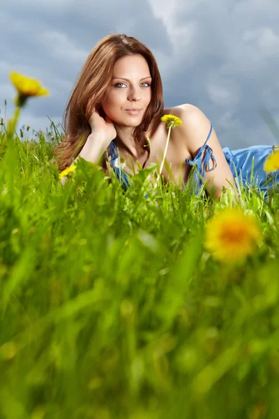 Vacker kvinna på fältet i sommar — Stockfoto