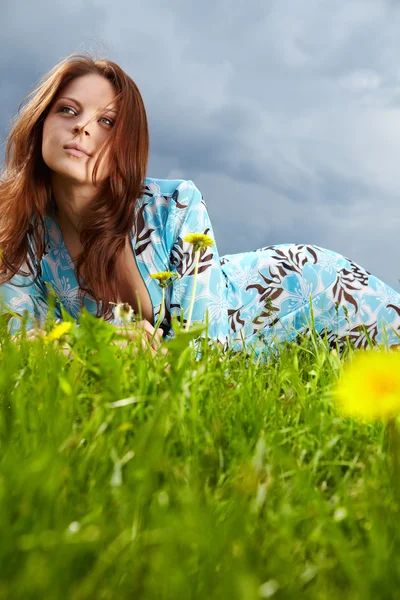 Mooie jonge vrouw op veld in de zomer — Stok fotoğraf