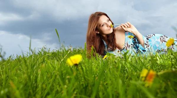 Donna sdraiata sull'erba in estate — Foto Stock