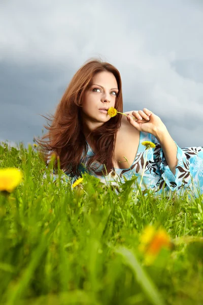 Vacker kvinna på fältet i sommar — Stockfoto