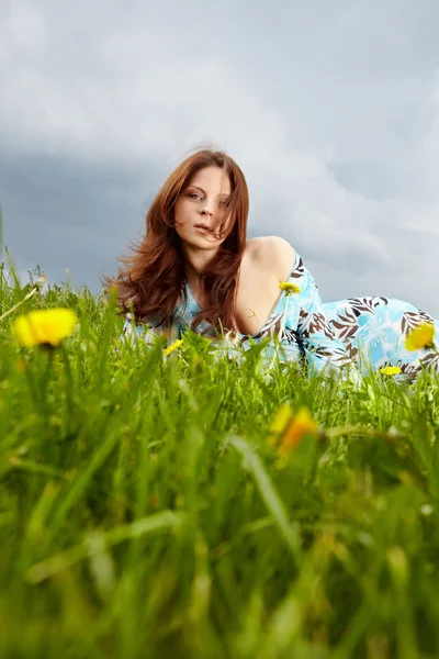 Frau liegt im Sommer im Gras — Stockfoto