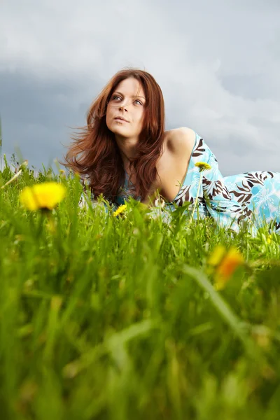Žena ležící na trávě v létě — Stock fotografie