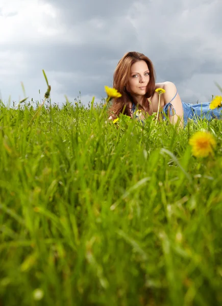 여자는 여름에는 잔디에 누워 — 스톡 사진