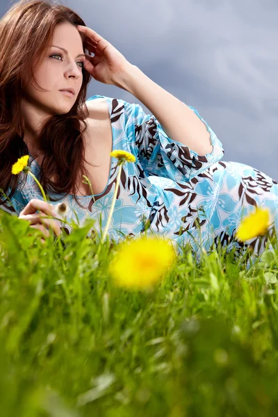 Žena ležící na trávě v létě — Stock fotografie