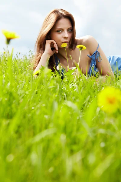Mooie jonge vrouw op veld in de zomer — Stockfoto