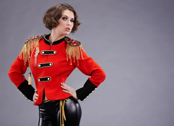 Modello sexy indossando uniforme glamour — Foto Stock