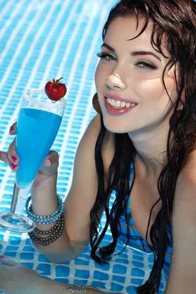 Mulher com bebida na piscina — Fotografia de Stock