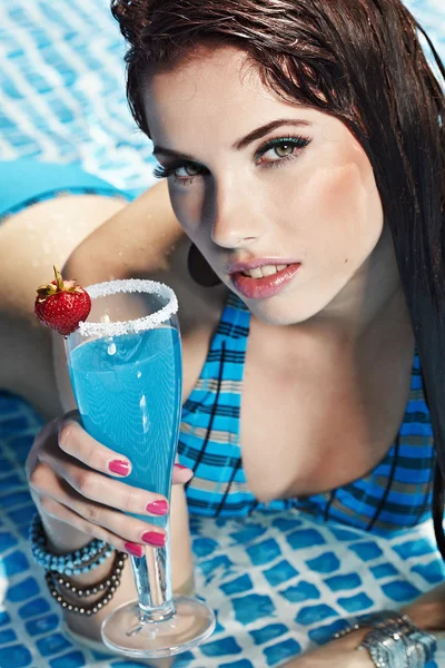 Femme avec boisson dans la piscine — Photo