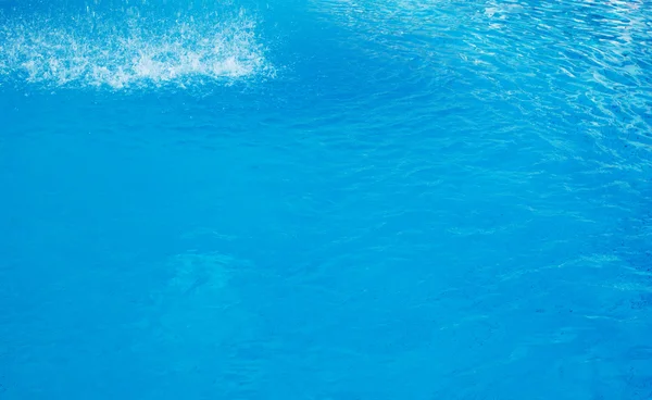 Blauer Hintergrund mit Sonne, die sich im Wasser des Schwimmbades spiegelt — Stockfoto