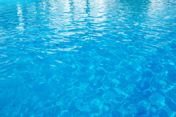 蓝色背景与反映在游泳池水中的太阳 — 图库照片