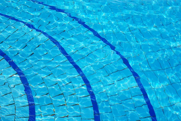 Sun과 파란색 배경-수영장 물에 반영 — 스톡 사진