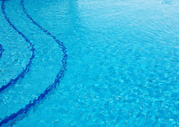 Μπλε φόντο με ήλιο, αντανακλάται στο νερό πισίνα — Φωτογραφία Αρχείου