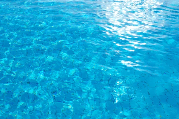 Yüzme Havuzu suya yansıyan güneş ile mavi arka plan — Stok fotoğraf