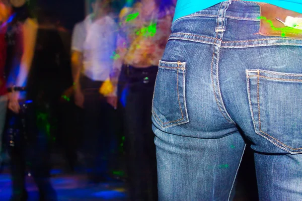 Jeans op een priester — Stockfoto