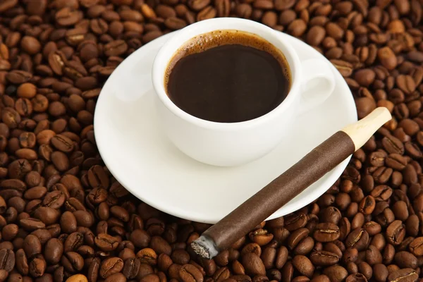 Kaffe och cigarr — Stockfoto