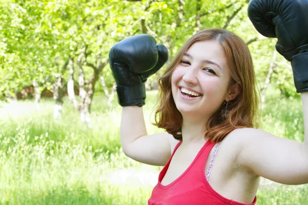 Flicka i boxning-handskar — Stockfoto