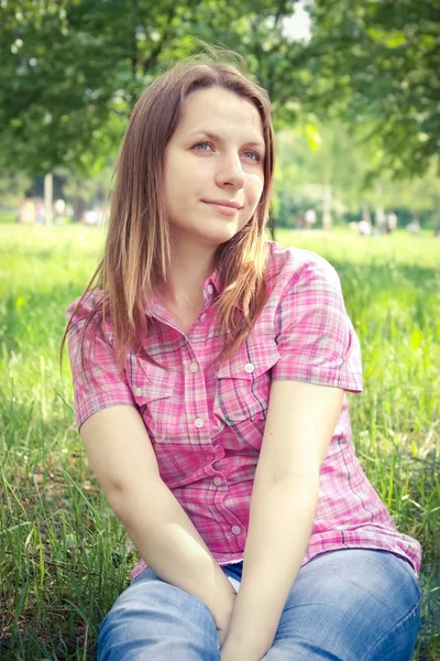 Ung flicka i en park — Stockfoto