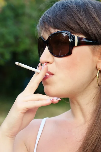 Kvinna smoks — Stockfoto