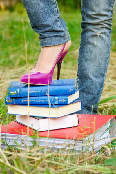 Mädchen und Bücher — Stockfoto