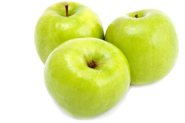 Grönt äpple i vit bakgrund isolerade — Stockfoto