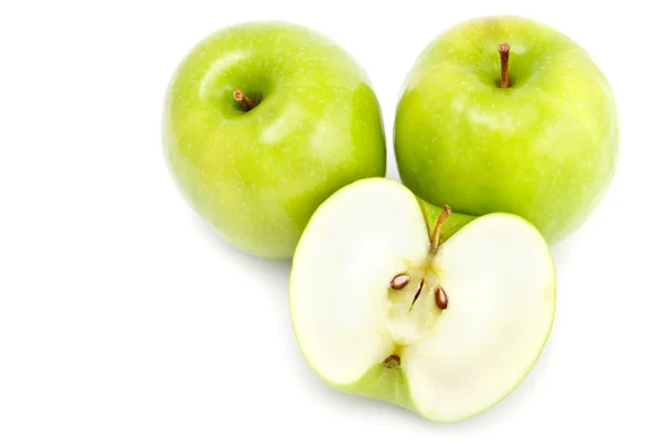Manzanas verdes frescas aisladas en el blanco — Foto de Stock
