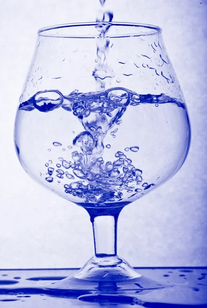 Wasser ins Glas gegossen. — Stockfoto