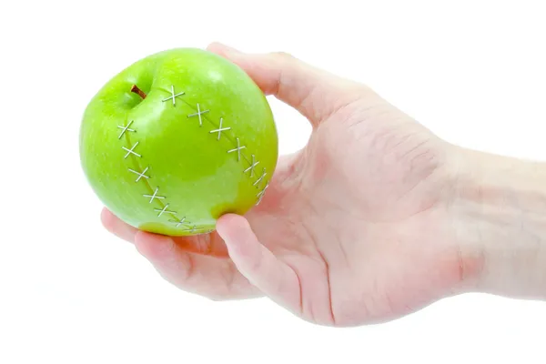 Grüner Apfel in der Hand — Stockfoto