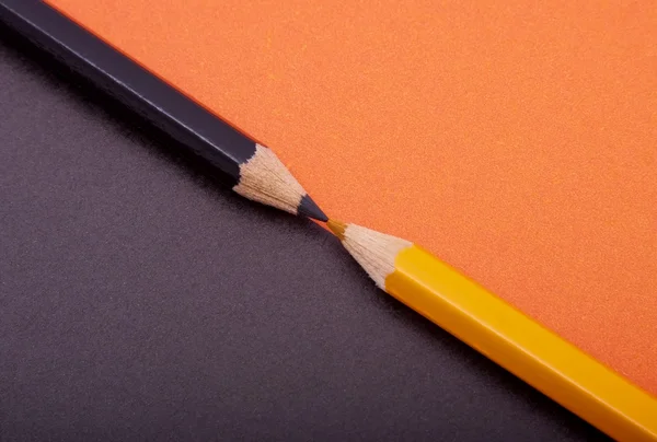 Iki renkli kalemler — Stok fotoğraf