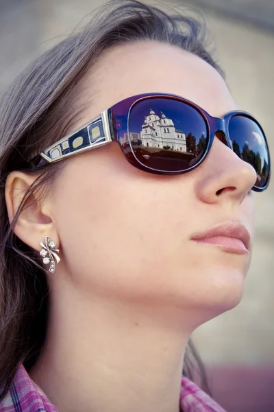 Jonge vrouw met zonnebril. — Stockfoto
