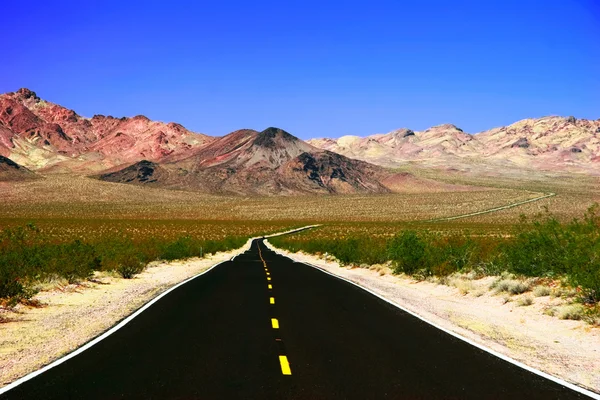 Road in lifeless landscape — Stock Photo, Image