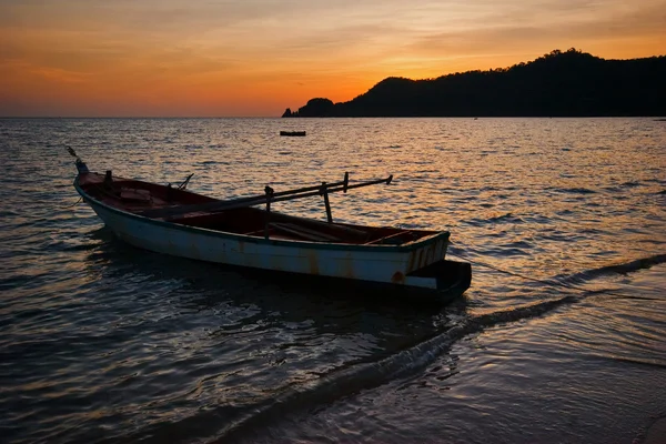 Boote im Meer bei Sonnenuntergang — Stockfoto