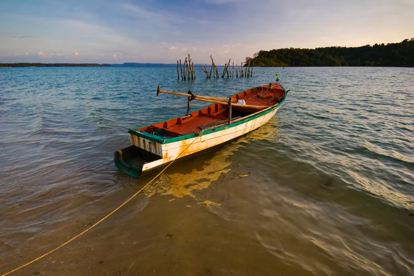 Лодки в закатном море — стоковое фото