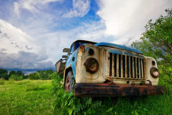 Oude vrachtwagen in het veld — Stockfoto
