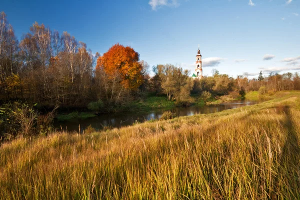 Slunečné podzimní jezero — Stock fotografie