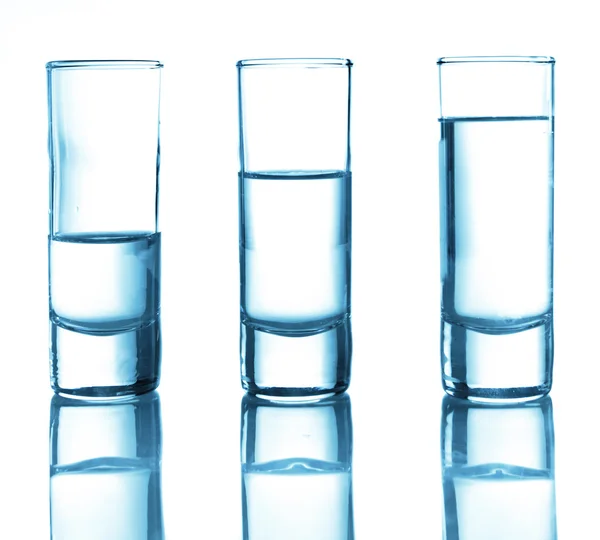 Ряд стаканов для водки — стоковое фото